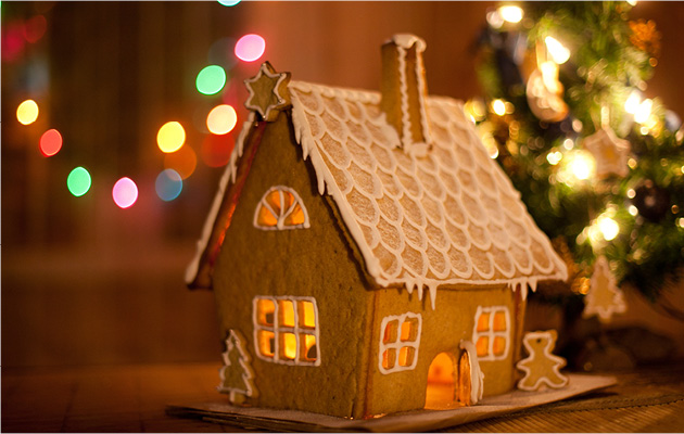 DIY gingerbread house decorating | holiday party ideas
